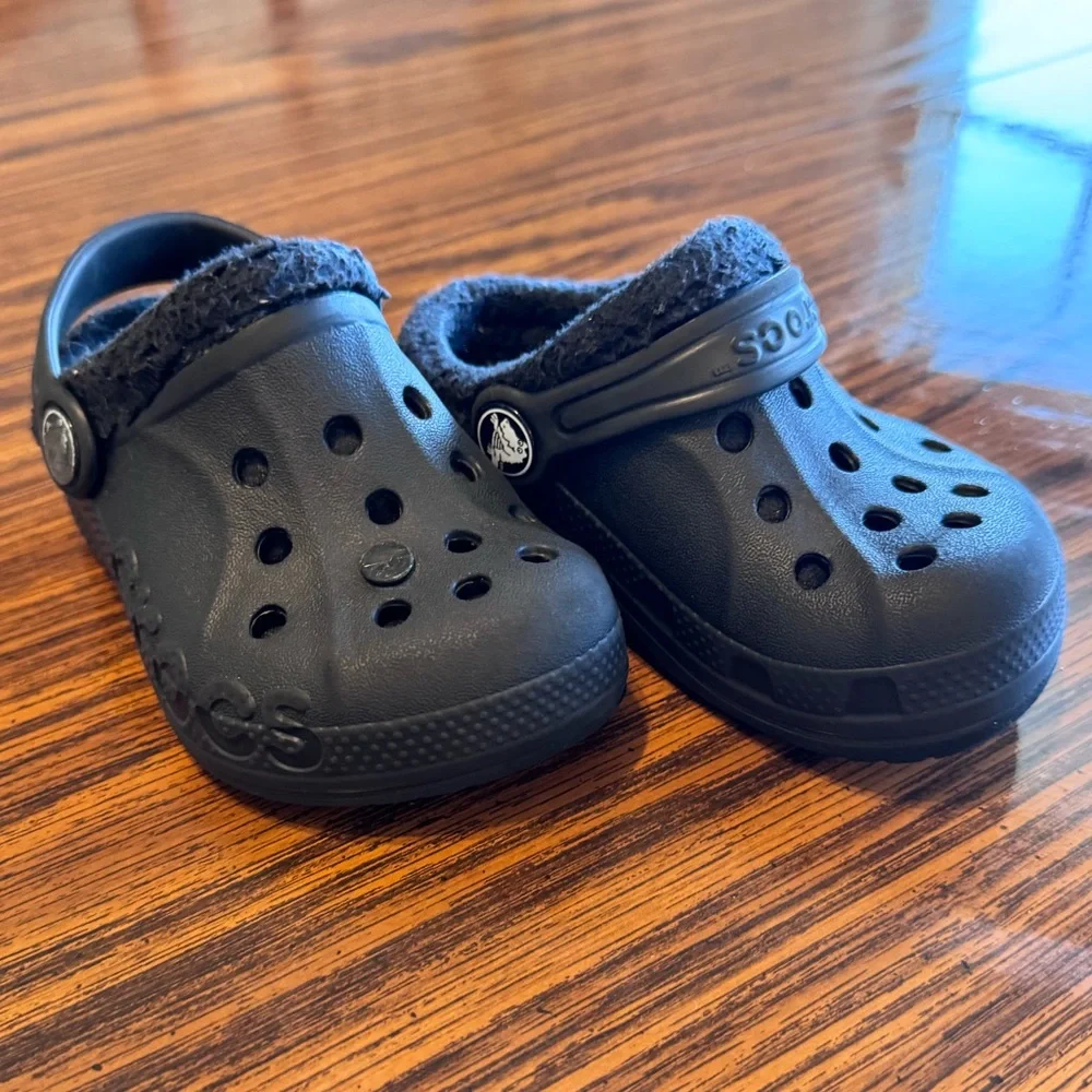 CROCS Kids Black Fuzzy Lined Clogs